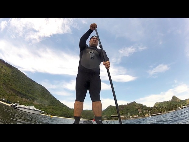 Nova vida: Leandro Hassum praticando stand up paddle depois da cirurgia de redução do estômago