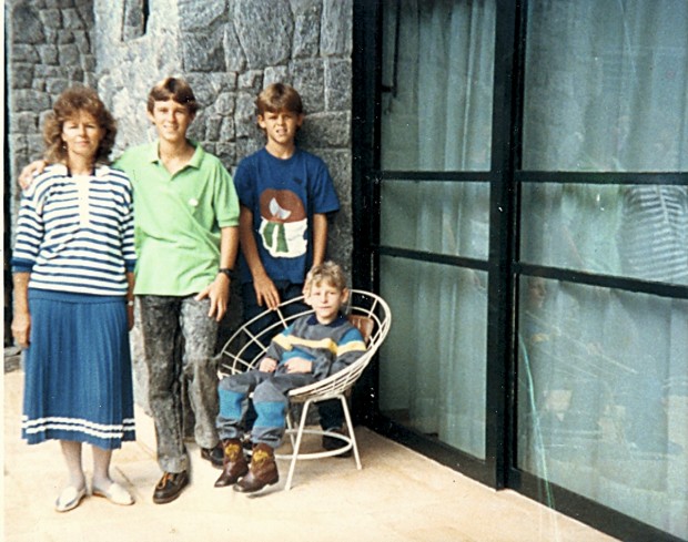 Com a mãe, Alice, e os irmãos Rafael e Guilherme