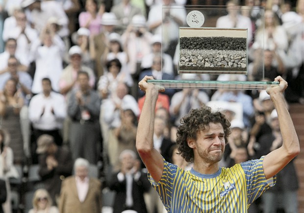 Depois de seu último jogo em Roland Garros, em 2008, quando recebeu um pedaço da quadra