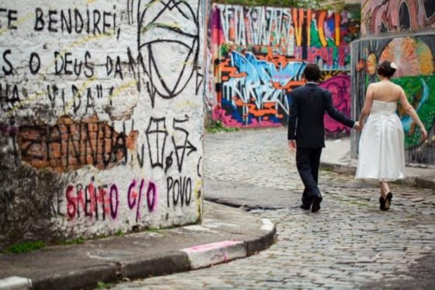 Beco do Batman, trecho de muros grafitados na Vila Madalena (SP), como cenário de fotos de casamento