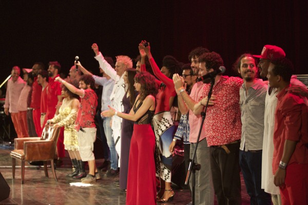Ao final do show, todos os artistas dividiram o palco ao som de Partido Alto.