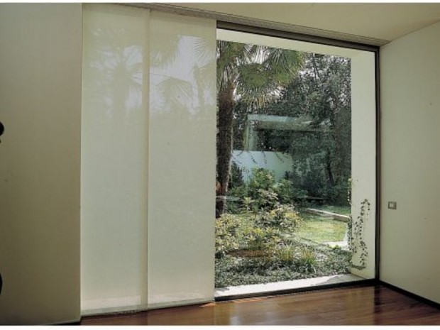 Cortina Modelo Painel em tecido Panamá, uma tela de proteção solar que permite a vista (Luxaflex por Duetto Decorações – www.duettodecoracoes.com.br) 
