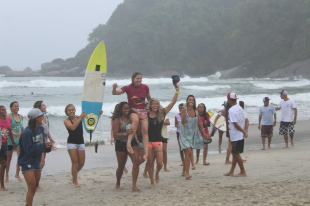 Jacqueline Silva, conquistou o título na categoria profissional no mais novo campeonato de surf brasileiro.