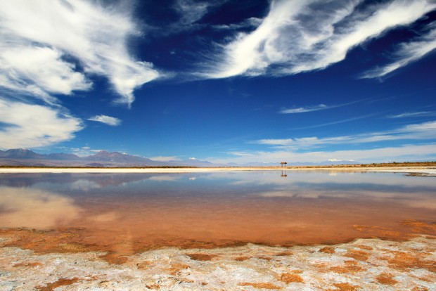 Laguna Cejar tem tanto sal que é impossível afundar