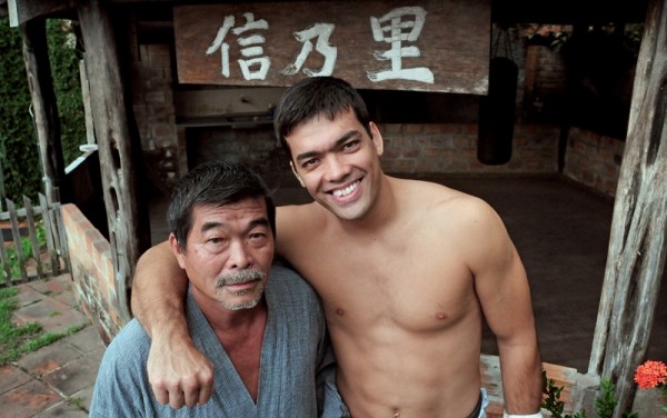 Yoshizo e Lyoto no quintal da casa do pai sob a placa Shin Sato (nome dos avôs do lutador, que batizaram um sítio que Yoshizo teve no Pará)