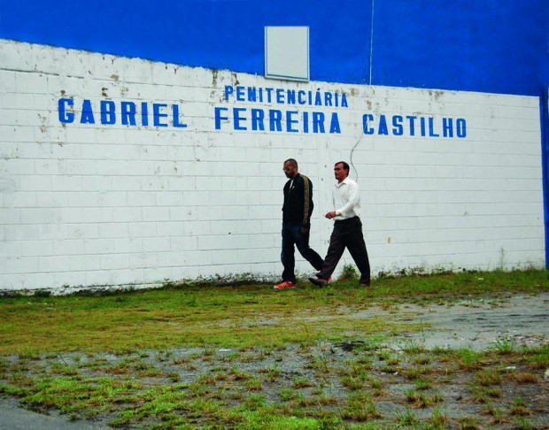 Rogério e o líder do AfroReggae, José Júnior, chegando para a  labuta, no presídio Gabriel Ferreira Castilho, mais conhecido como Bangu  3