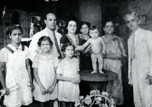 Com 1 ano de idade em Manaus, com os pais (a mãe está segurando sua mão e o pai está ao lado dela) e familiares