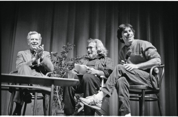 O renomado professor de mitologia Joseph Campbell palestra ao lado de Jerry e Mickey, após sua revelação em um show da banda