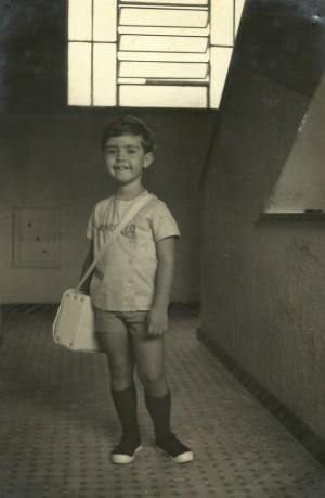 Marcelo aos 4, todo pimpão com seu primeiro uniforme escolar