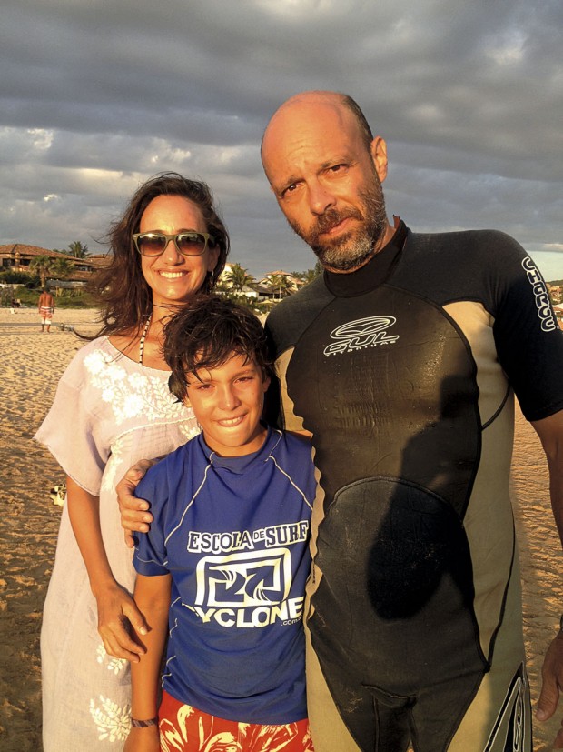 José Padilha com a mulher, Jô Rezende, e o filho Guilherme em Geribá, Búzios, em 2014
