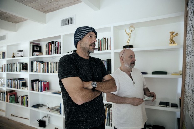 Padilha com Ezra Sacks, roteirista e professor da Tisch School of the Arts, da Universidade de Nova York, durante a sessão de fotos para a Trip