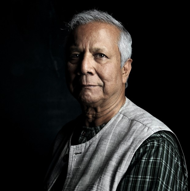Muhammad Yunus em retrato feito durante sua passagem por São Paulo, em maio