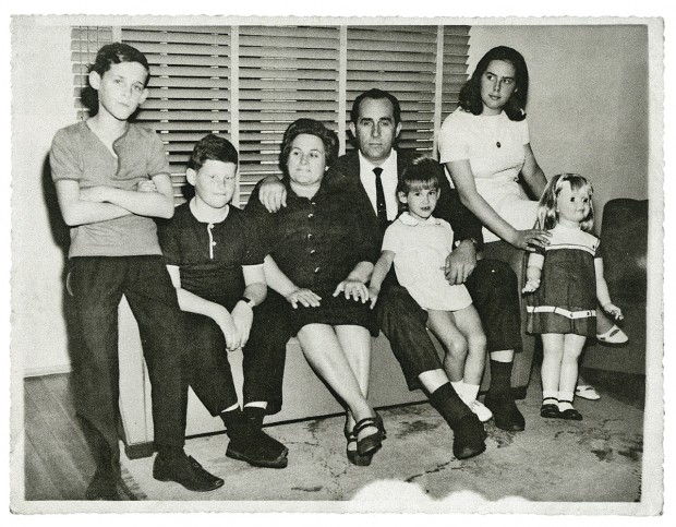 Em foto de Natal com os pais e os irmãos, Beltrame é o segundo da esquerda para a direita