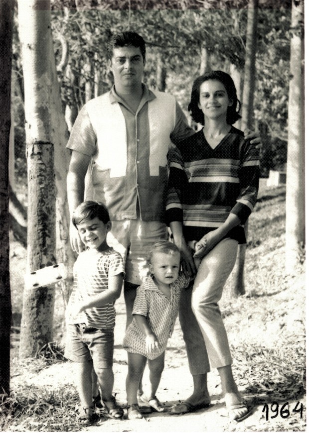Em 1964, Marcello Serpa com os pais, Paulo e Roberta, e o irmão mais velho, Ricardo