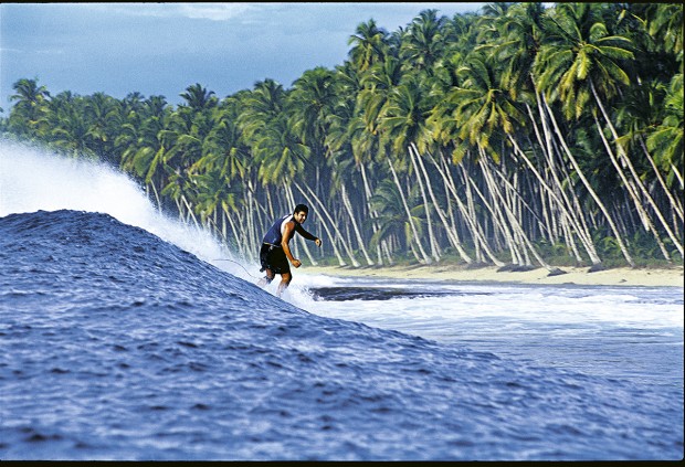 Surfando Mantawai na Indonésia, foto que foi capa de outubro de 2005 da Trip