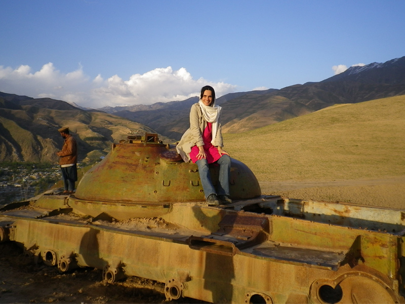 Adriana em um velho tanque soviético