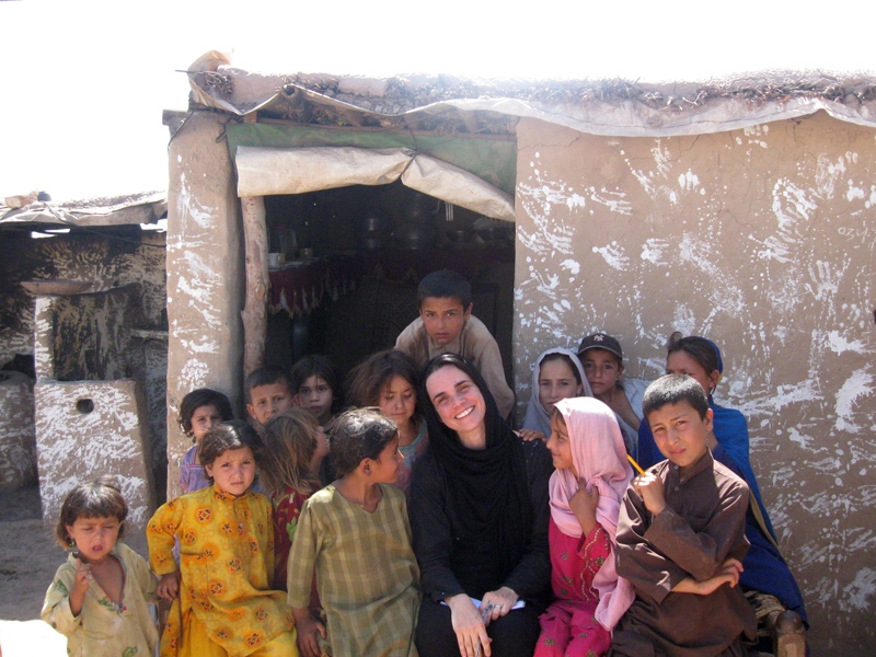 Adriana entre os refugiados no campo Jalzai Peshavar no Paquistão