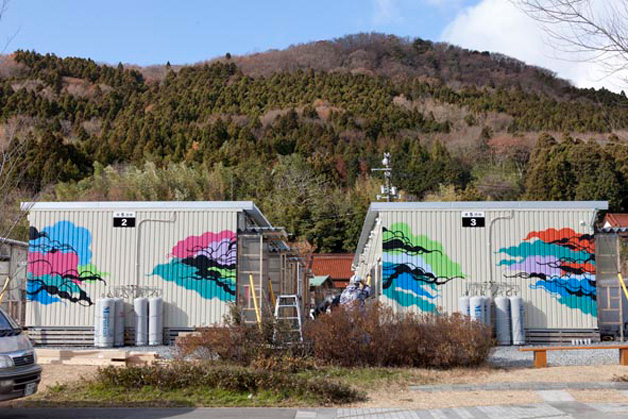 O trabalho de Titi Freak nas moradias provisórias após o terremoo que atingiu o Japão em março de 2011