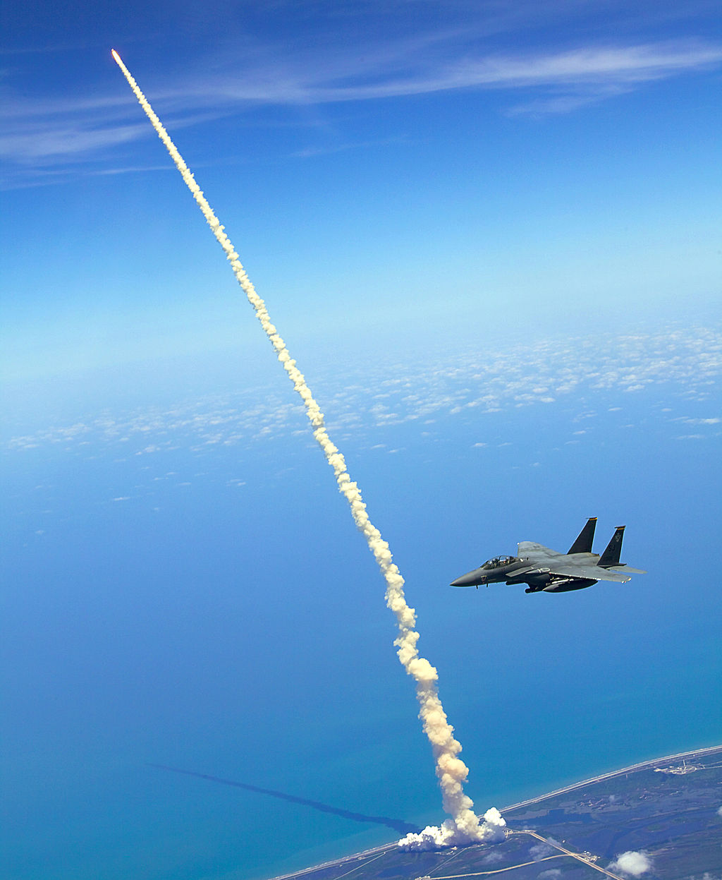 F-15E Strike Eagle observando o lançamento do ônibus espacial Atlantis (50 votos)