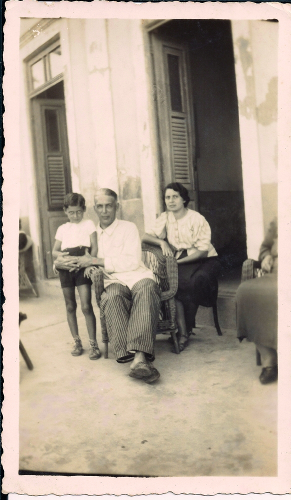 Com os pais, Maria Emília e João, em frente à casa da família