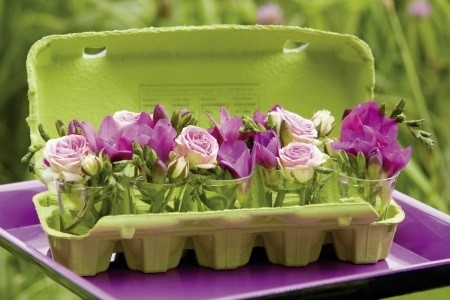 Uma caixa de ovos pode funcionar para abrigar mini copos de flores ou até servir de suporte para uma hortinha