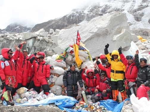 Expedições pioneiras  recolhem corpos e lixo no topo do Evereste