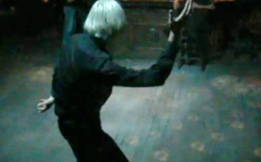 Assange soltinho em uma pista na Islândia, em um vídeo gerou comparações com a dancinha de Thom Yorke no mais novo vídeo do Radiohead