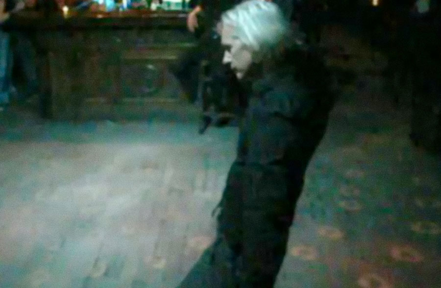 Assange soltinho em uma pista na Islândia, em um vídeo gerou comparações com a dancinha de Thom Yorke no mais novo vídeo do Radiohead