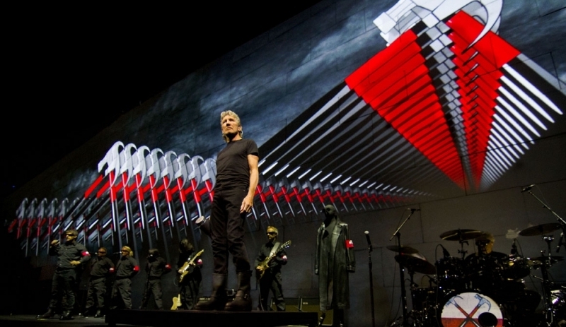 Roger Waters, Jello Biafra e Secos & Molhados