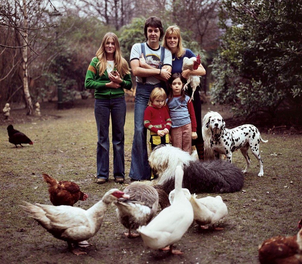 Paul e Linda McCartney na fazenda do casal, na Escócia, com os filhos Heather, Stella e Mary (da esq. para dir.): em busca do anonimato perdido