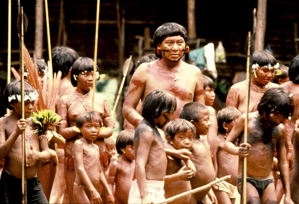 Davi em meio a seus “parentes” Yanomami