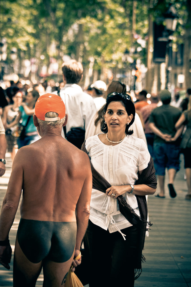 Uma senhora espanhola espanta-se, provavelmente, com a tatuagem do Futbol Club Barcelona que Esteban Trancón Ejarque fez no peito