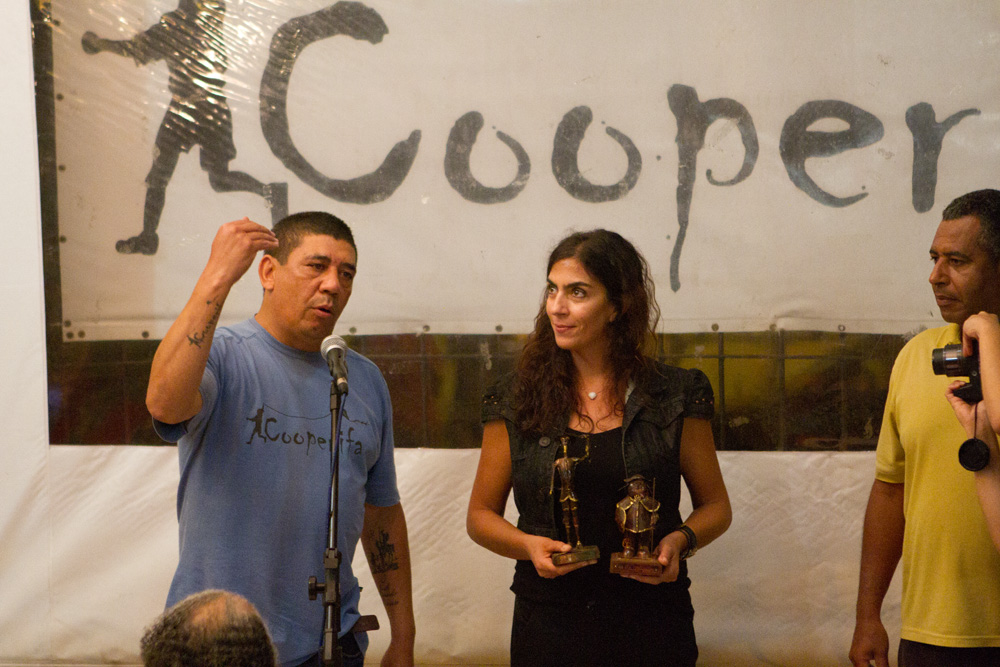 Sérgio Vaz e Ana Paula Wehba, com o Prêmio Cooperifa nas mãos