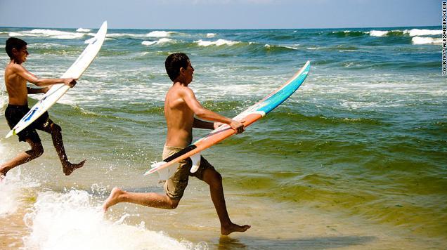 Imagens do filme God Went Surfing With The Devil, mostrando a vida dos surfistas na Faixa de Gaza