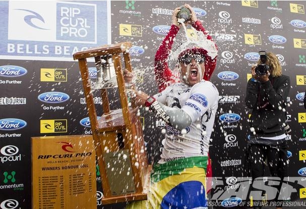 Mineirinho é o primeiro sulamericano a vencer uma etapa do mundial de surf em Bells Beach