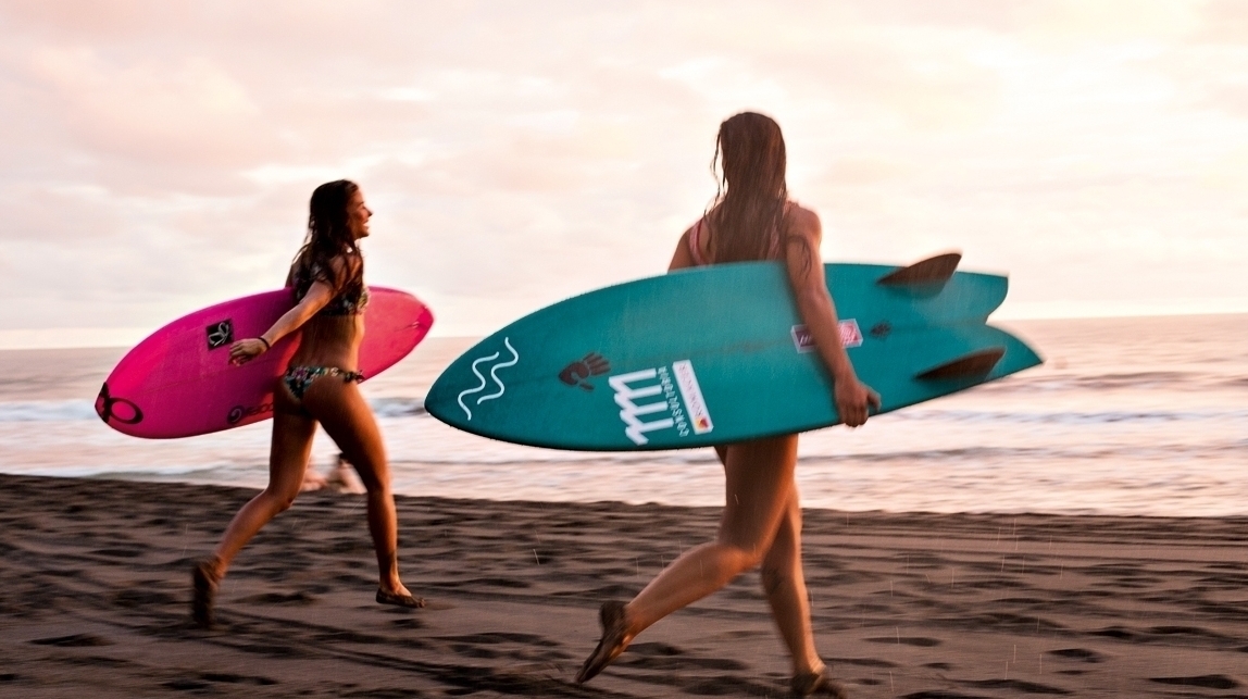 Surf feminino no Brasil: surfistas lutam contra o preconceito e a falta de apoio