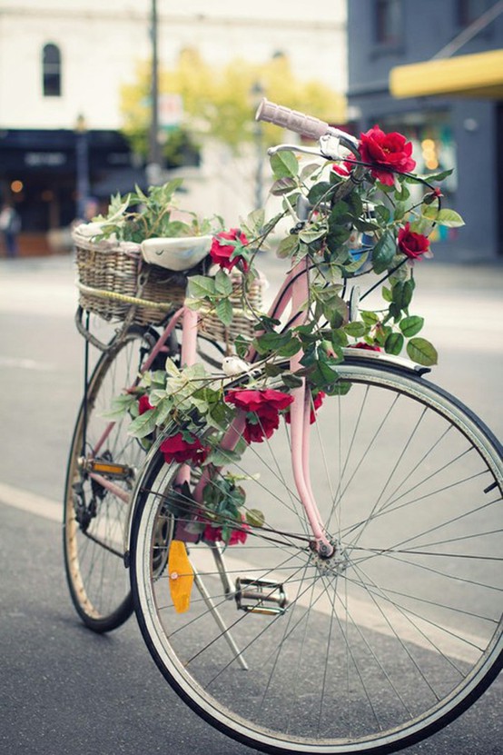 Uma bicicleta aposentada pode virar objeto de decoração por causa das flores