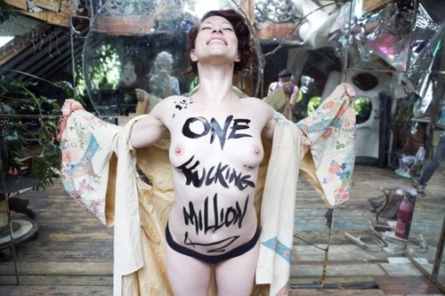 Na foto, Amanda celebra o milhão de dólares que conseguiu arrecadar com o crowdfunding
