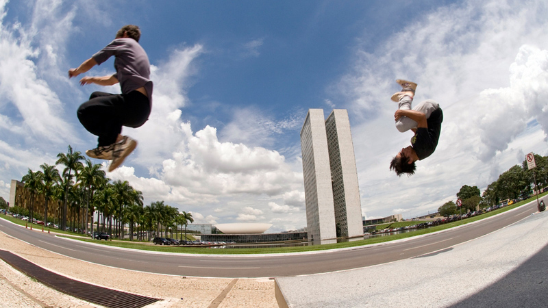 Jovens da equipe BR Tracer praticam Le Parkour ao lado Palácio do Planalto