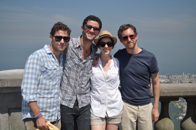 Com Anne Hathaway e amigos no Rio de Janeiro. A tal foto que foi parar nos sites de celebridades