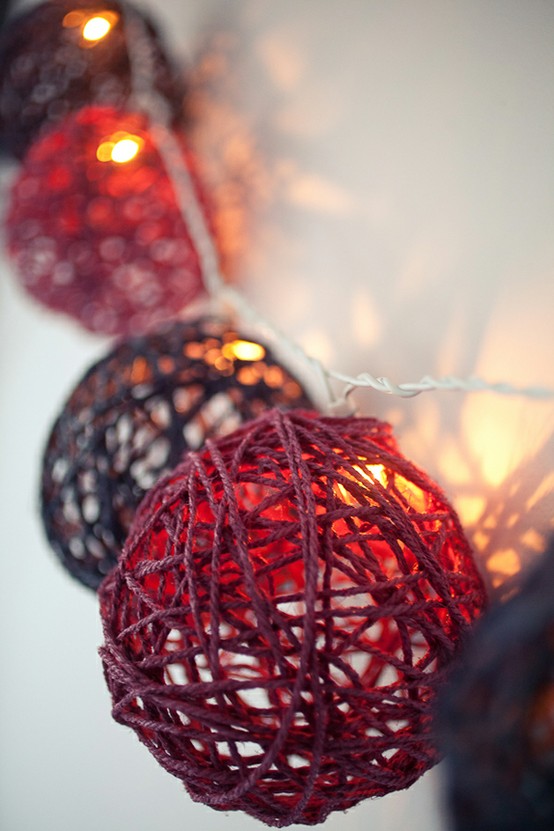 Enquanto os globos de luz ganham graça e cor com as linhas de crochê.