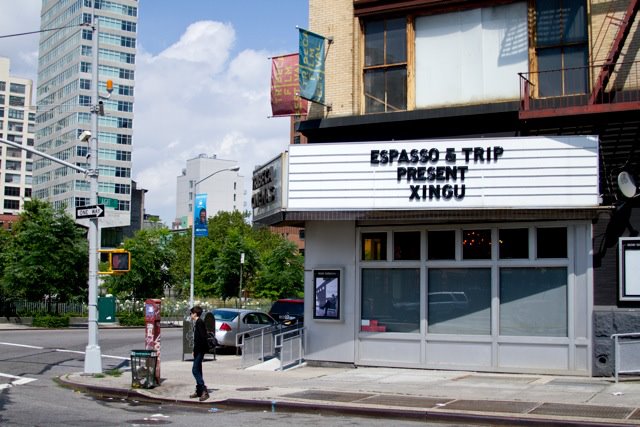 O tradicional Tribeca Cinema em NY pronto para a Sessão exclusiva de Xingu. Mais uma ação do Trip Transformadores 2012
