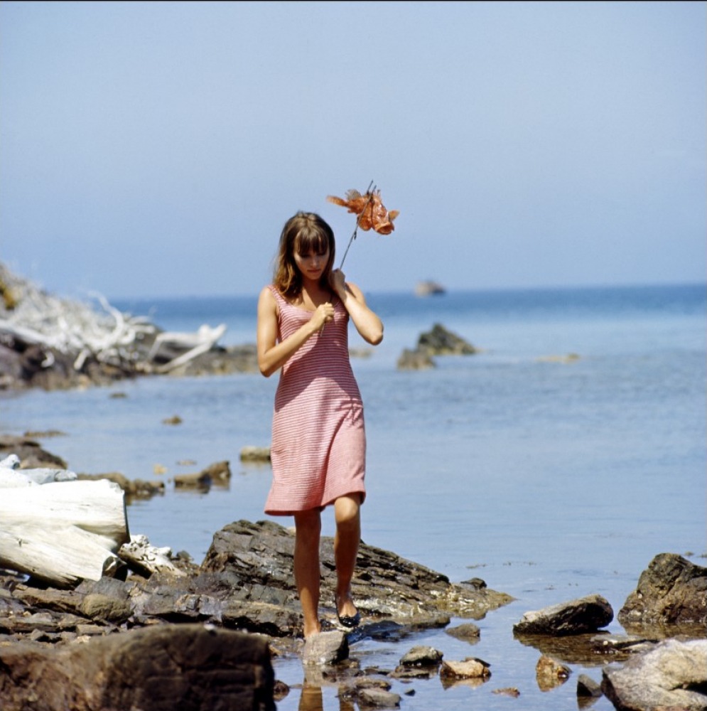 Vestido no estilo marinheiro: Conhecido como listras de marinheiro, o padrão foi trazido para a moda por Coco Chanel. Na foto, a atriz Anna Karina em cena do filme O demônio das onze horas