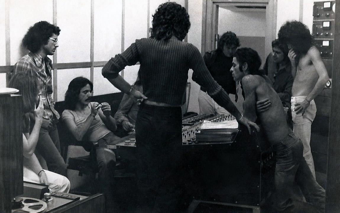 Sessão de prova do disco de estreia do Secos & Molhados. Sentado à esquerda está Emilio Carreira.