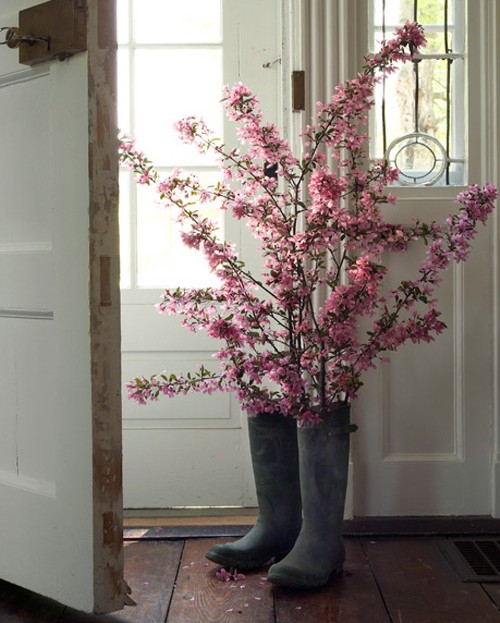 Se a vontade é aposentar as galochas, elas podem ficar lindas de vaso para as flores de galhos