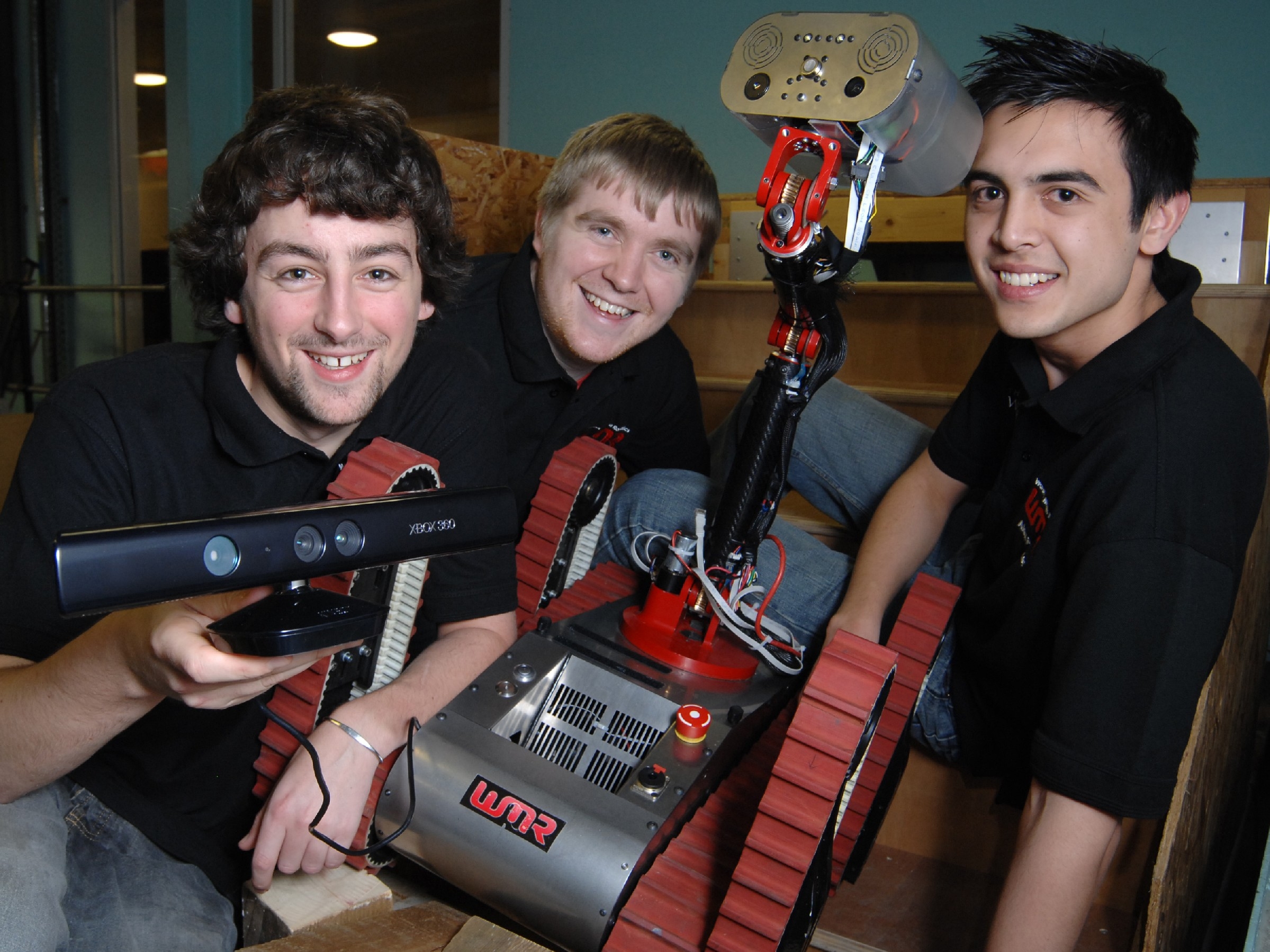 O robô de resgate da universidade de Warwick e seu time de projetistas