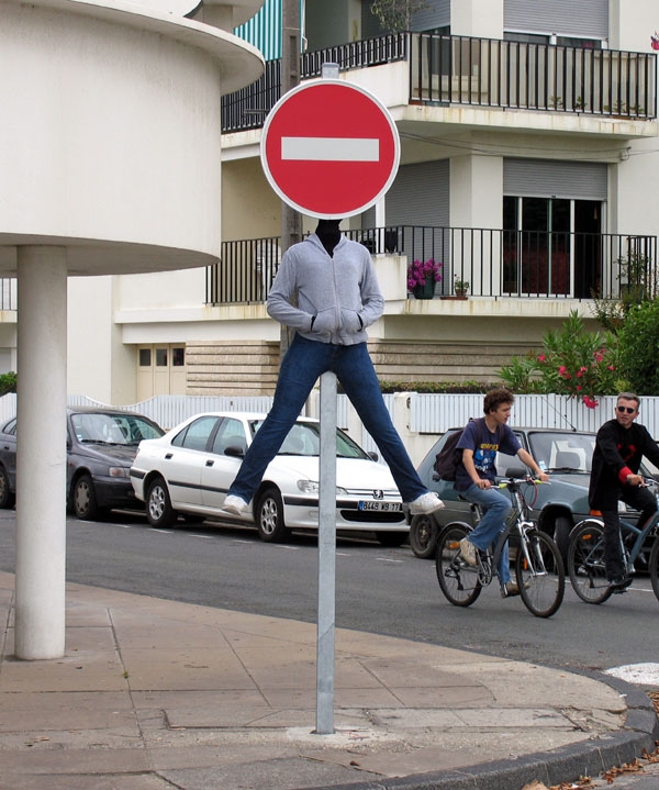 Esculturas de fita de Mark Jenkins