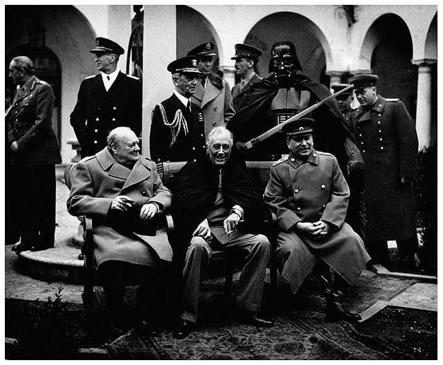 Conferência de Yalta em 1945. Sentados no banco (da esqu. para a dir.): Winston Churchill, Frank D. Roosevelt e Joseph Stalin