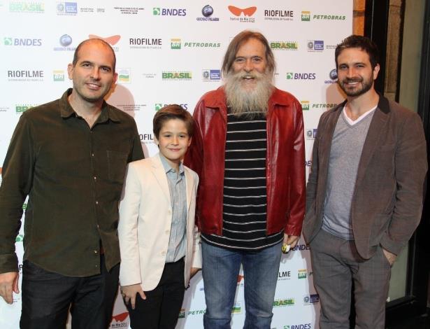 O diretor Marcos Bernstein, ao lado dos atores do filme: Guilherme Ávila, José de Abreu e Caco Ciocler