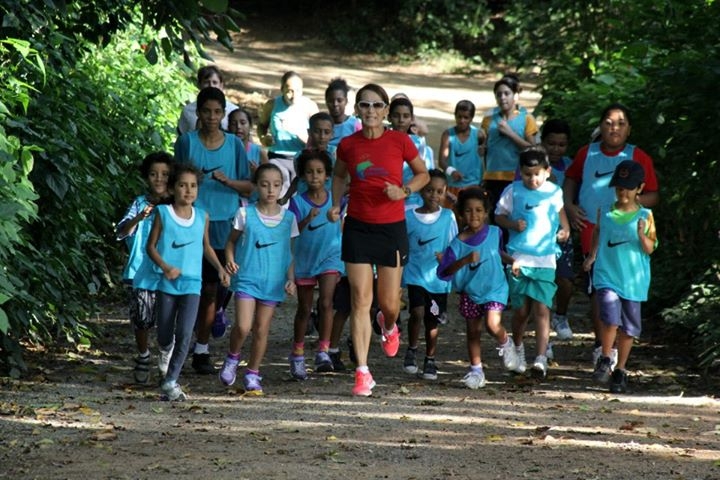 Dona Neide e a equipe infantil